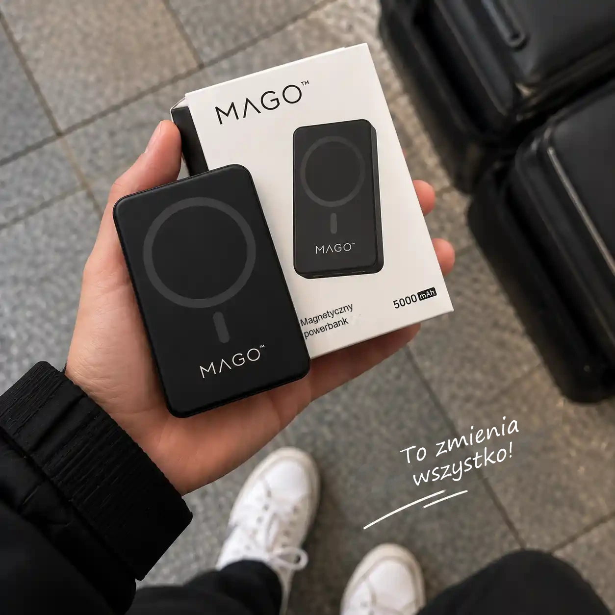 Użytkowniczka z magnetycznym powerbankiem MAGO